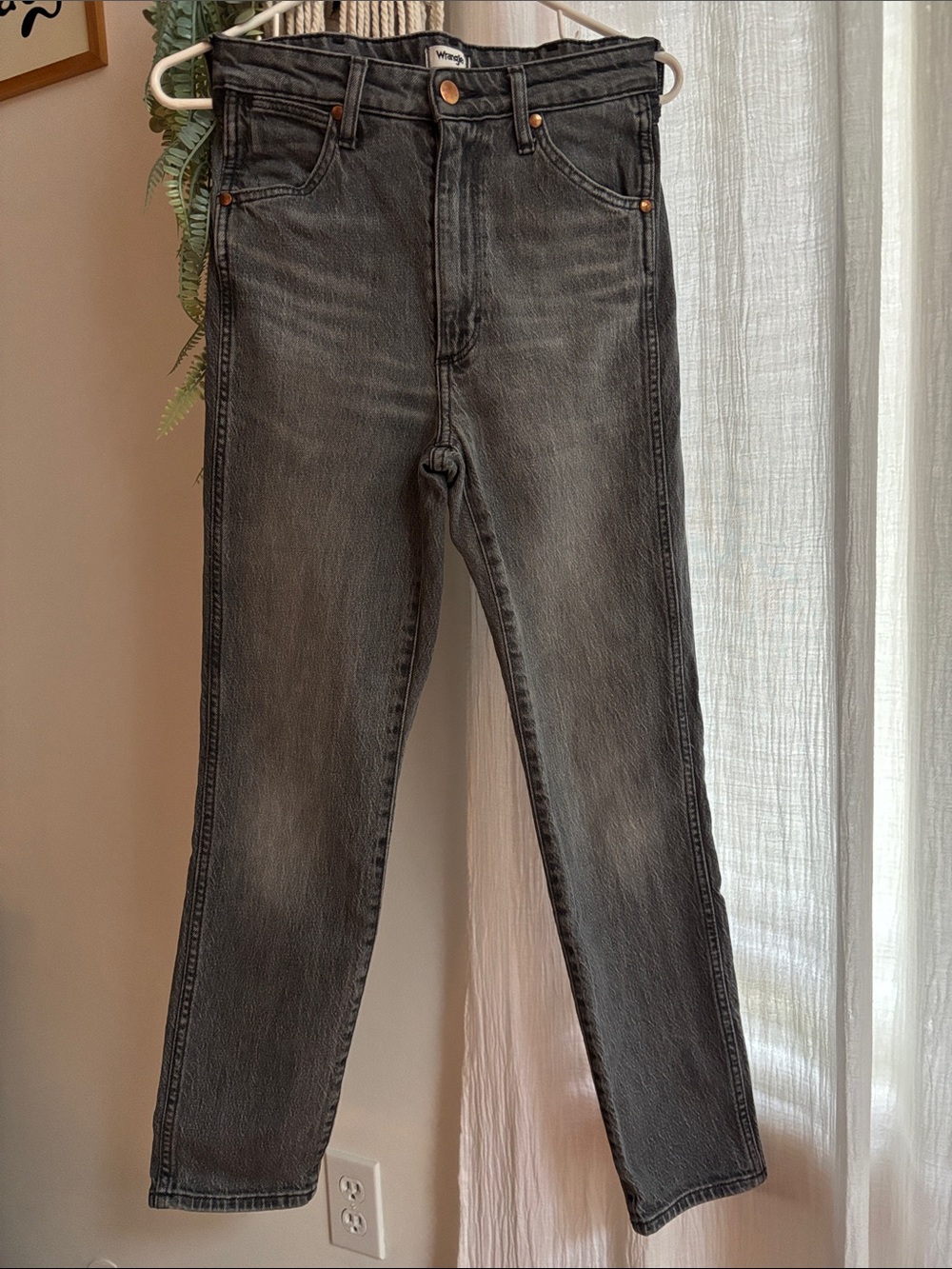 Women’s Wrangler Walker Straight Leg Jeans in Black Forest (Grey) size 26
